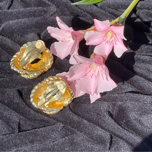 VINTAGE Carolee GoldTone Braided Rope Knot Clip On Earrings - Picture 3 of 9